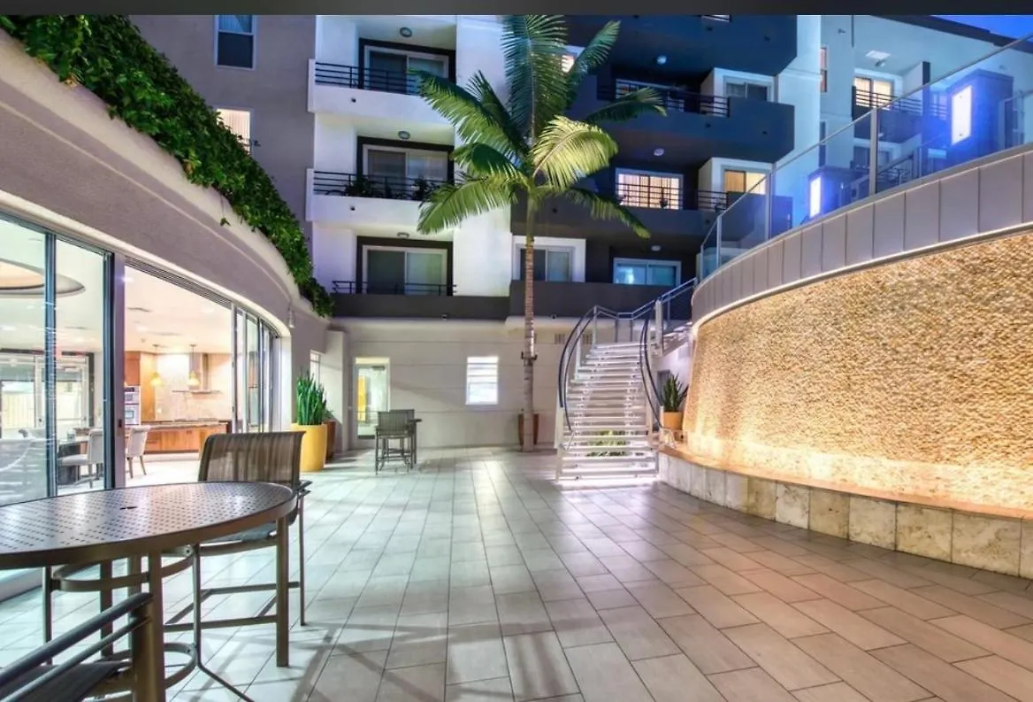 Spacious And Central With A Pool View Los Angeles Appartement