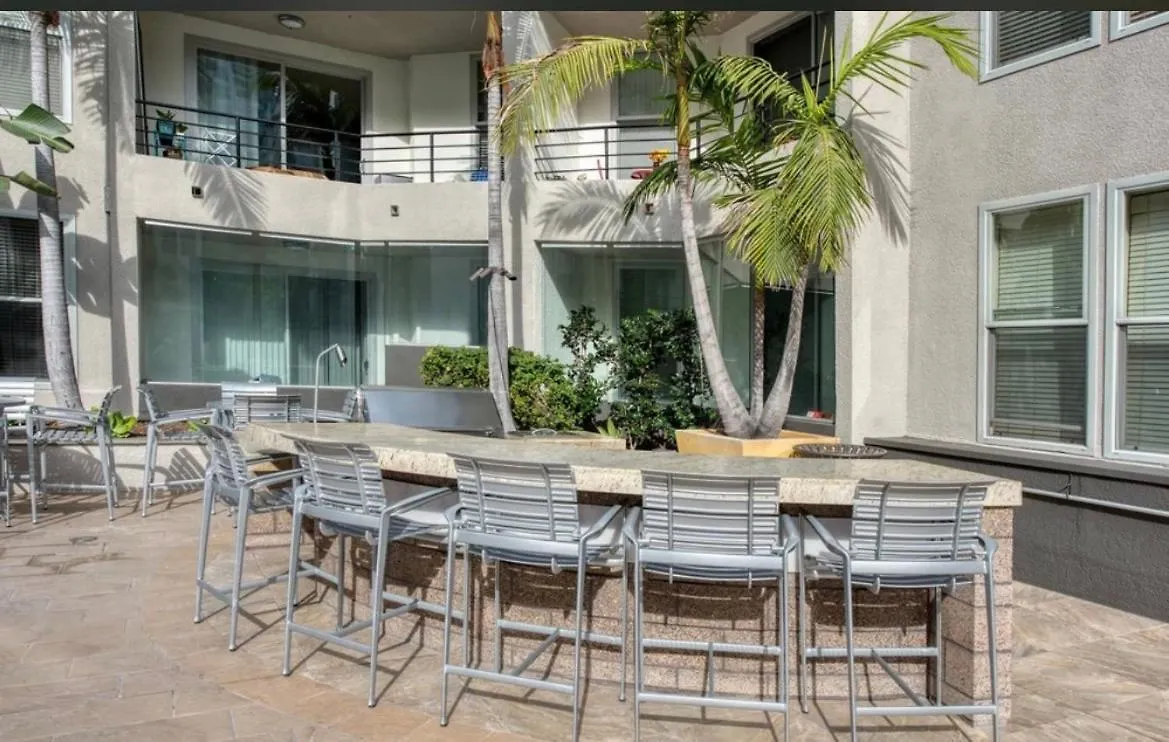 Spacious And Central With A Pool View Los Angeles