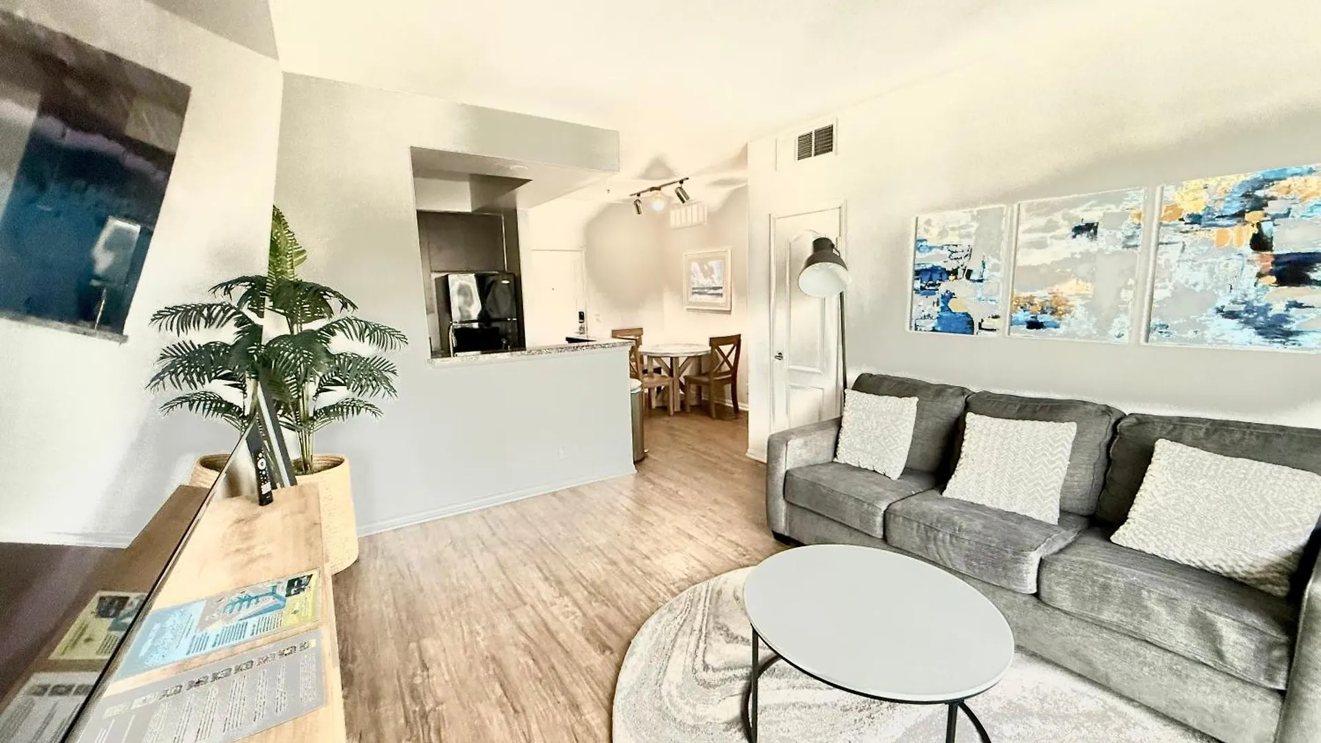 Spacious And Central With A Pool View Los Angeles