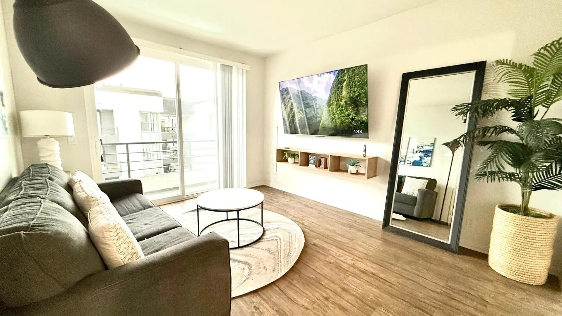 Spacious And Central With A Pool View Los Angeles 0*,  États-Unis